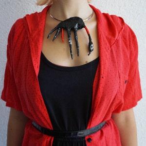 Collana maxi dal design contemporaneo, insolita ed originale, con un pavone nero. Scultura indossabile in cartapesta e resina, dipinta immagine 2