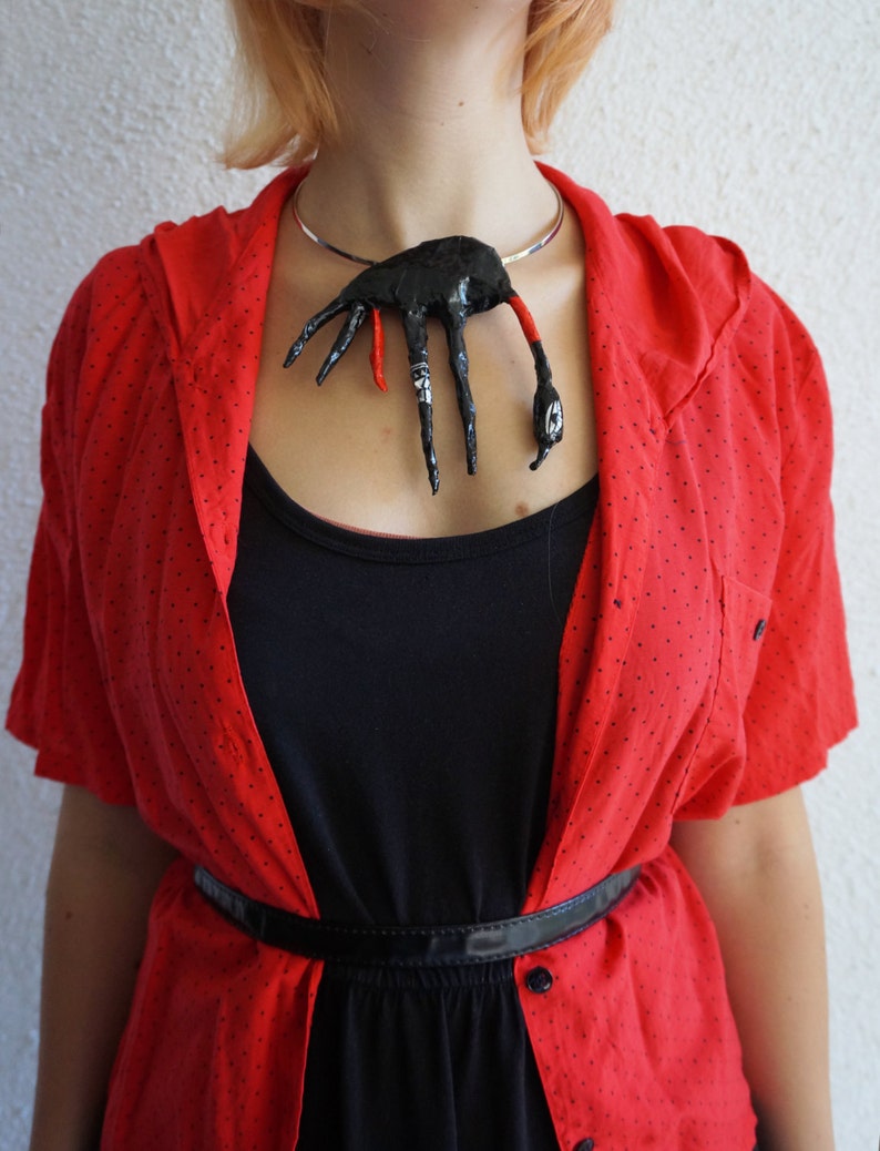 Collana maxi dal design contemporaneo, insolita ed originale, con un pavone nero. Scultura indossabile in cartapesta e resina, dipinta immagine 2