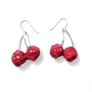 Orecchini pendenti artigianali con ciliegie in carta ceramica e monachelle in argento 925. Un'idea regalo per lei elegante e particolare