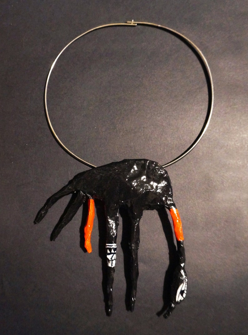 Collana maxi dal design contemporaneo, insolita ed originale, con un pavone nero. Scultura indossabile in cartapesta e resina, dipinta immagine 3