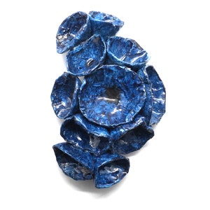 Spilla artigianale con fiori blu a bouquet in cartapesta smaltata, un gioiello elegante e originale come idea regalo per lei