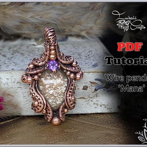 Może przedstawiać: Miedziany wisiorek z centralnym kamieniem i fioletowym akcentem z kamienia szlachetnego. Wisiorek jest misternie tkany o unikalnym wzorze. Obraz zawiera również tekst "PDF Tutorial Wire pendant 'Mana'" oraz logo Lubali Crafts.