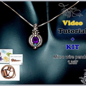 以下が含まれることがあります： 銀色のチェーンに紫色の宝石のペンダント。ペンダントはワイヤーで石を巻き付けて作られています。画像には、ペンダントを作るためのキットも写っており、銅ビーズとワイヤーが含まれています。