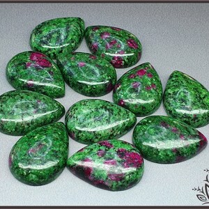 Cabujón de zoisita rubí - pera - 25 mm