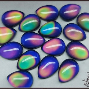 Può includere: Assortimento di cabochon a forma di lacrima iridescenti con un cambio di colore blu, verde e rosa. I cabochon misurano circa 2,5 cm di lunghezza.
