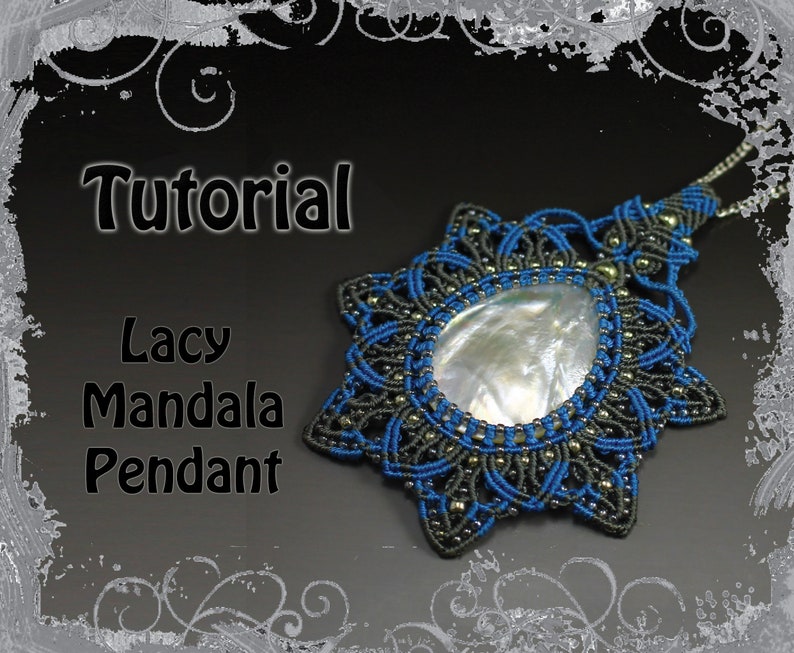 Op de afbeelding: Een tutorial voor het maken van een kant-mandala hanger. De hanger is gemaakt met zwart en blauw koord en heeft een witte, iriserende schelp in het midden.