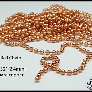 Puede incluir: Primer plano de una cadena de bolas de cobre. La cadena tiene un diámetro de 3/32" (2,4 mm). Cadena de bolas 3/32" (2,4 mm) cobre desnudo
