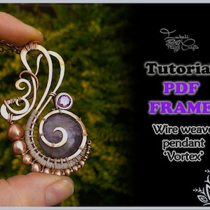 Peut inclure: Un pendentif en fil de cuivre tissé avec une pierre violette et un accent en pierre violette plus petit. Le pendentif est sur une chaîne et est tenu par une main. L'image contient le texte "Tutorial PDF FRAME Wire weave pendant 'Vortex'".