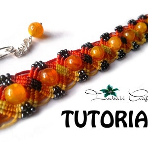 Puede incluir: Un primer plano de una pulsera de macram&eacute; colorida con cuentas naranjas y un cierre plateado. La pulsera est&aacute; hecha con una variedad de cordones y cuentas de colores. El texto "Tutorial" es visible en la imagen.