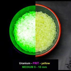 Puede incluir: Un cuenco de frita de vidrio de uranio amarillo con un tamaño de grano medio de 5-10 mm. El lado izquierdo del cuenco brilla en verde intenso bajo luz UV, mientras que el lado derecho muestra el color amarillo pálido natural del vidrio.