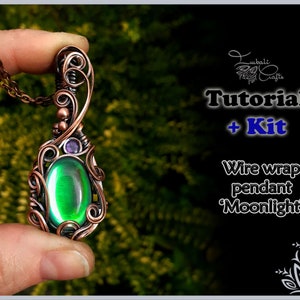 Op de afbeelding: Koperen draad gewikkeld hanger met een groene iriserende steen en een kleine amethist. De hanger is aan een koperen ketting. De afbeelding bevat de tekst "Tutorial + Kit Draad gewikkelde hanger 'Moonlight'".