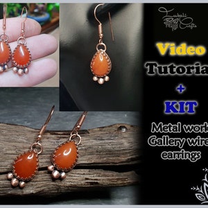 Peut inclure: Une paire de boucles d'oreilles en fil de cuivre avec des pierres orange en forme de goutte et des perles en cuivre. Les boucles d'oreilles sont présentées sur une surface en bois. L'image comprend le texte "Tutoriel vidéo + KIT Travail du métal Fil de galerie boucles d'oreilles".