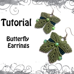 Peut inclure: L'image présente deux boucles d'oreilles papillon faites à la main. Elles sont en macramé vert olive avec des accents bleu foncé et des perles vertes. Le texte "Tutorial Butterfly Earrings" est affiché.