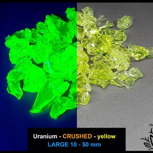 Puede incluir: Una colección de trozos de vidrio de uranio triturado en dos estados: verde neón brillante a la izquierda y amarillo pálido translúcido a la derecha. El texto dice Uranium - CRUSHED - yellow LARGE 10 - 50 mm. Los fragmentos tienen bordes irregulares.