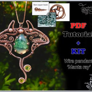 Può includere: Un ciondolo in rame avvolto in filo metallico a forma di manta, con un'agata muschiata verde a goccia e due piccole pietre di peridoto rotonde. Il kit include un tutorial in PDF, perline di rame, filo metallico e cabochon di vetro verde.