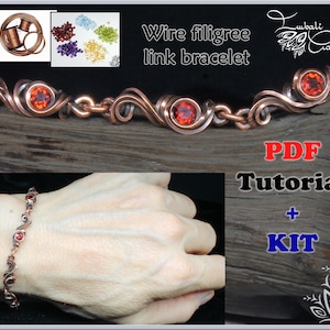 Peut inclure: Un bracelet en fil de cuivre filigrané avec des pierres précieuses rouges. Le bracelet est présenté sur une surface en bois et au poignet d'une personne. L'image comprend également un tutoriel PDF et un kit pour réaliser le bracelet.