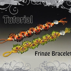 Może przedstawiać: Dwa kolorowe bransoletki z frędzlami, koralikami i srebrnym zapięciem. Bransoletki są wykonane techniką makramy. Tekst "Tutorial Bransoletka z frędzlami" jest widoczny pod bransoletkami.