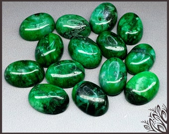 Green jade cabochon - oval - 18 mm