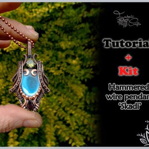 Op de afbeelding: Een tutorial en een kit voor het maken van een gehamerde koperen draadhanger met een blauwe en groene edelsteen. De hanger heet "Skadi".
