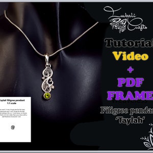 Peut inclure: Un collier avec un pendentif en filigrane argenté et une pierre précieuse verte. Le pendentif est sur un mannequin noir. L'image comprend du texte qui dit 'Taylah' filigree pendant 1:1 scale' et 'Tutorial Video + PDF FRAME Filigree pendant 'Taylah''.