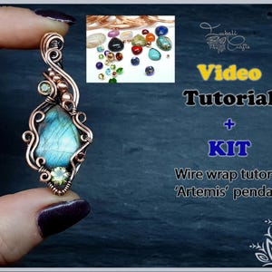 Peut inclure: Un pendentif en fil de fer avec une pierre précieuse en labradorite bleue et des accents verts. Le pendentif est présenté dans une main, et un gros plan des pierres est présenté dans le coin supérieur droit. L'image comprend le texte "Tutoriel vidéo + KIT Tutoriel d'enroulement de fil 'Artemis' pendentif".