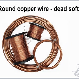 Puede incluir: Imagen de alambre de cobre redondo, "dead soft", en varias formas. Hay dos bobinas de alambre de cobre, una grande y otra pequeña, y una espiral de alambre de cobre. El texto "Round copper wire - dead soft" está en la parte superior de la imagen.