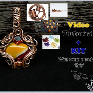Könnte beinhalten: Ein drahtgewickelter Anhänger mit einem gelben, roten und weißen Stein. Der Anhänger ist aus Kupferdraht gefertigt und hat einen kleinen roten Stein in der Mitte. Das Bild zeigt auch ein Video-Tutorial und ein Kit zur Herstellung des Anhängers.