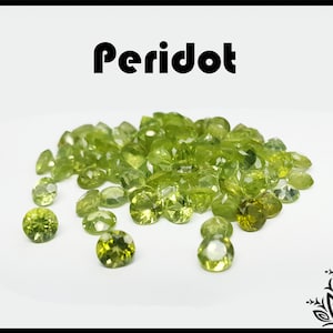 Op de afbeelding: Een stapel groene peridoot edelstenen, sommige zijn rond en andere zijn ovaal. Peridoot is een groene variëteit van olivijn.