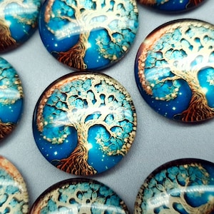 Pode incluir: Uma coleção de cabochões de vidro redondos com um design de árvore da vida. A obra de arte apresenta uma árvore com tronco e galhos marrons, em um fundo azul e estrelado. Os cabochões têm um acabamento brilhante e são adequados para fazer joias.