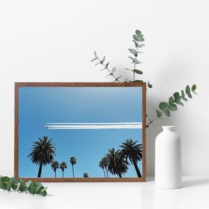 Aviones y palmeras Sky Print, arte minimalista de la pared, arte de la pared costera de California, descarga digital