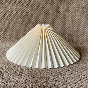 Pantalla de clip: Lino crema, pantalla plisada, disponible en dos estilos, para lámparas de mesa o de pared. Diseño danés.