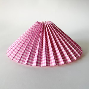 Pantalla con clip: Pantalla plisada de algodón vichy rosa, para lámparas de mesa/apliques de pared. Diseño danés.