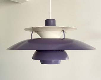 Suspension/lumière originale danoise PH5 en violet. Conçu par Poul Henningsen, produit par Louis Poulsen, Danemark.