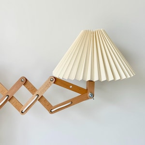 Lámpara de pared tipo tijera de madera de haya de diseño danés: estilo moderno de mediados de siglo. Cream cotton mix