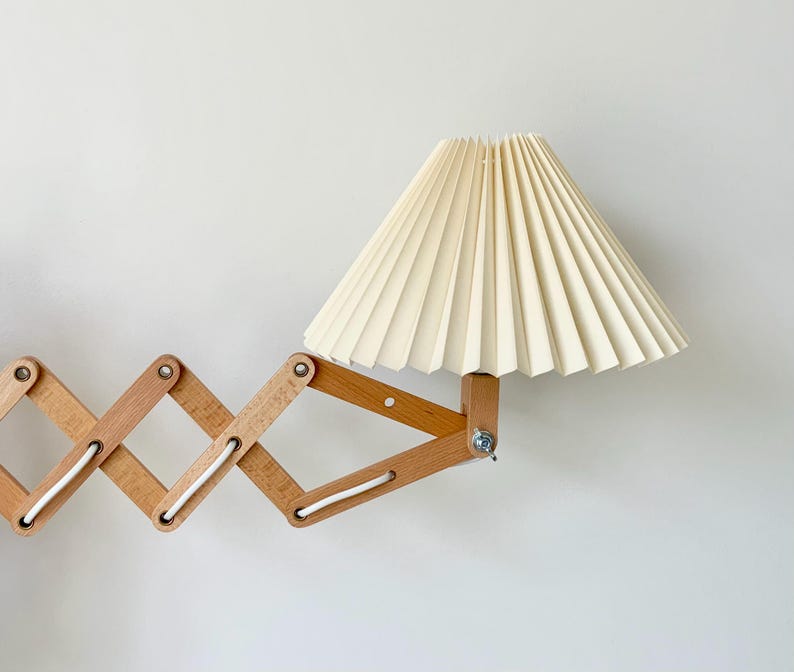 Lámpara de pared tipo tijera de madera de haya de diseño danés: estilo moderno de mediados de siglo. Cream cotton mix