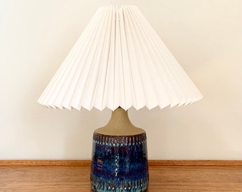 Lámpara de mesa de cerámica/gres esmaltado hecha a mano en Søholm, Dinamarca, en tonos azules, con lino blanco y pantalla plisada.