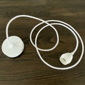 Peut inclure: Cordon électrique blanc avec un luminaire de plafond blanc et une douille blanche à l'extrémité.