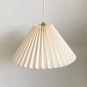 Hanging shade: CLASSIC style pleated pendant / hanging shade, available in a choice of fabrics and sizes. Danish design.