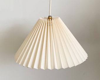 Hanging shade: CLASSIC style pleated pendant / hanging shade, available in a choice of fabrics and sizes. Danish design.