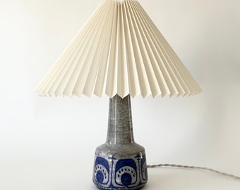 lampe de table vintage faite main en céramique par Michael Andersen Bornholmsk Keramik, Danemark, avec un nouvel abat-jour plissé en chintz blanc naturel.