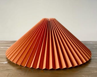 Pantalla de lámpara con clip de lino terracota: diseño danés plisado.