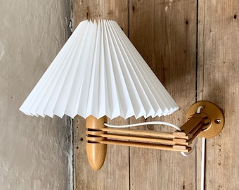 Darø Svingsen wall lamp / swing lamp with folding arm in beech and new knife pleated, white linen lampshade.