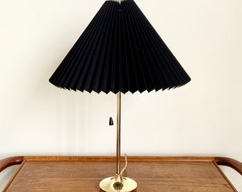 Lampe de table danoise vintage en laiton et coton noir, abat-jour plissé. Eclairage danois.