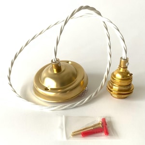 以下が含まれることがあります： 白のねじれたコードが付いた、金色のペンダントライト器具。器具には、シーリングキャノピー、電球ソケット、および取り付け金具が含まれています。コンポーネントは新品で、すぐに設置できます。