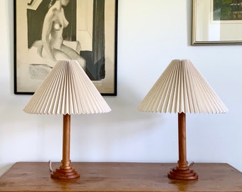 Paar grenenhouten tafellampen met nieuwe zandkleurige geplooide, linnen lampenkappen. Vintage Deens.