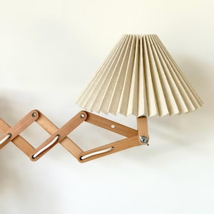 Lámpara de pared tipo tijera de madera de haya de diseño danés: estilo moderno de mediados de siglo. Hessian