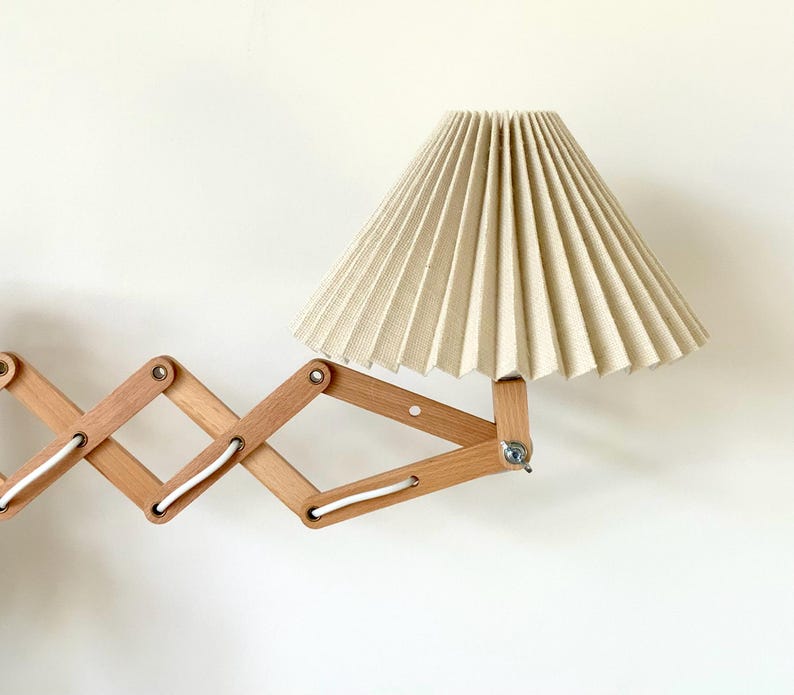 Lámpara de pared tipo tijera de madera de haya de diseño danés: estilo moderno de mediados de siglo. Hessian