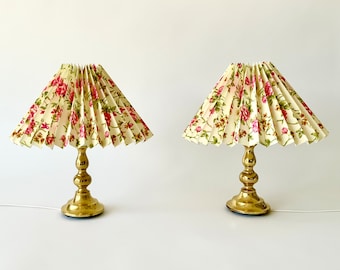 Paar vintage Deense koperen tafellampen: geplooide kappen van chintzbloemen