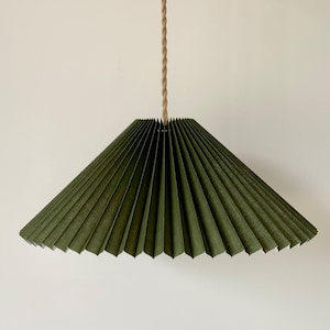 Wiszący klosz: wiszący klosz plisowany w stylu MEDIUM EASTERN w kolorze oliwkowo-zielonym, dostępny w kilku rozmiarach. Projekt duński.