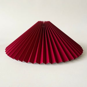 Pantalla con clip: lino rojo cardenal, pantalla plisada, disponible en dos estilos, para lámparas de mesa o de pared. Diseño danés.